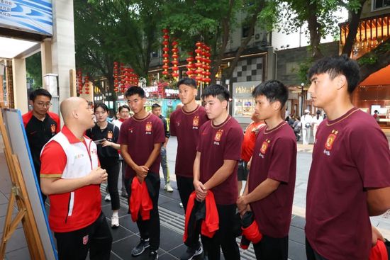 将拍摄著名小说《坟场之书》 2022-07-20 日前,迪士尼官方宣布,要将尼尔·盖曼的知名小说《坟场之书》拍成电影版。